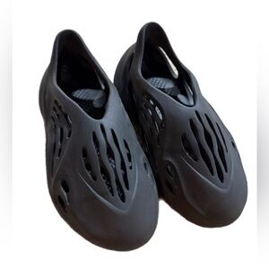 Adidas Yeezy Foam RNR in the color "Onyx"